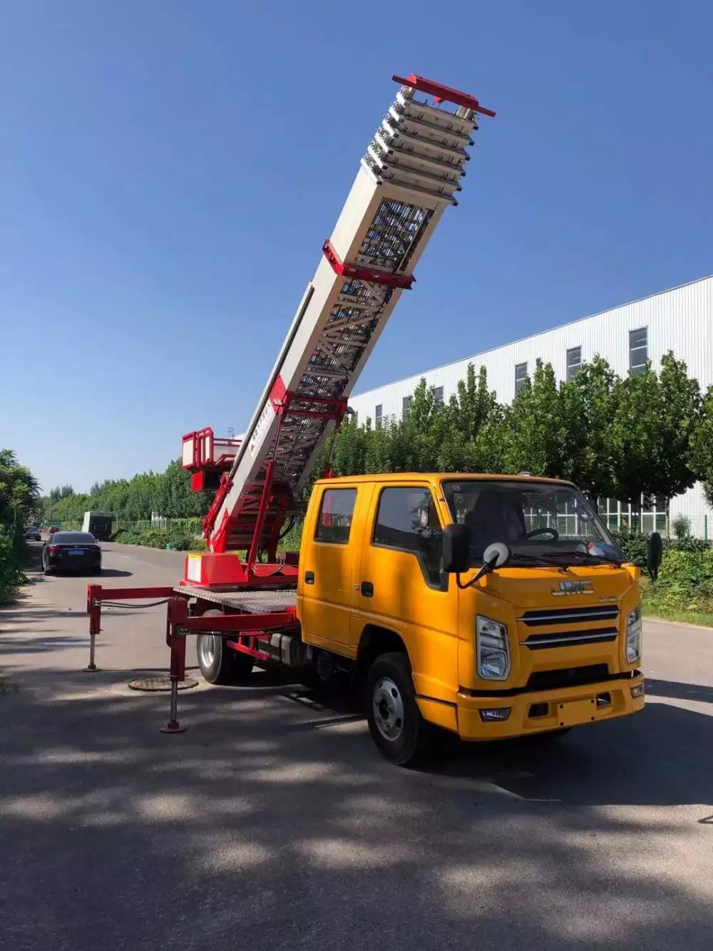 乌当附近的云梯车出租服务：轻松解决高空作业需求